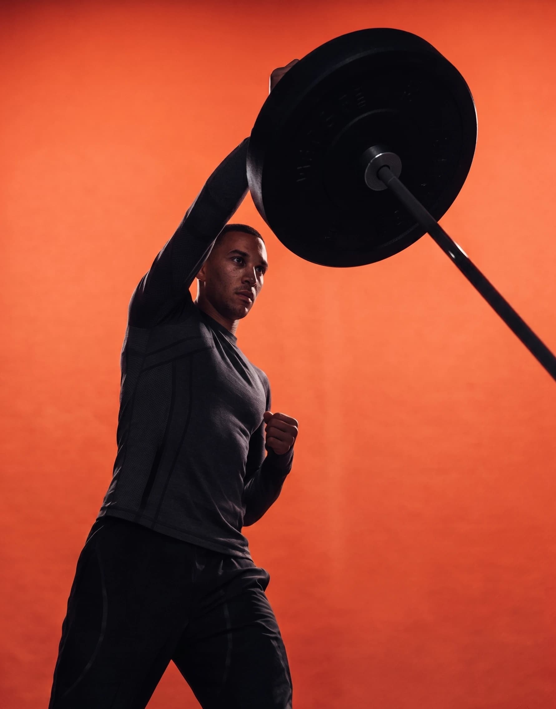 Αθλήτρια κάνει kettlebell swings στο MOVUS